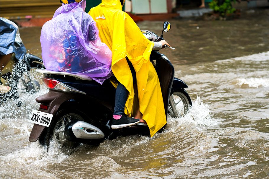 雨天騎機車安全,機車保險保障,強制險與任意險差異,騎士雨天行車技巧,機車險推薦方案,電動機車保險,機車交通事故預防,雨天騎車注意事項,台灣機車族雨天騎車事故頻傳，本文深入解析雨天騎車安全檢查、行車技巧，以及機車保險保障的重要性。從強制險到任意險，完整解析保障範圍，並推薦多種保險組合，幫助騎士在雨季通勤更安心，降低事故與經濟風險。