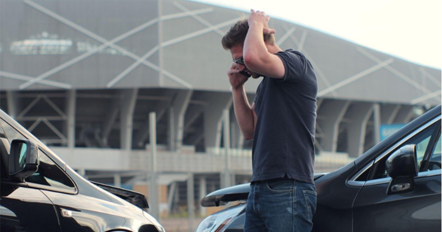 行人通過圓環時除了需要注意交通號誌與紅綠燈以外，更要注意及行人號誌燈號。