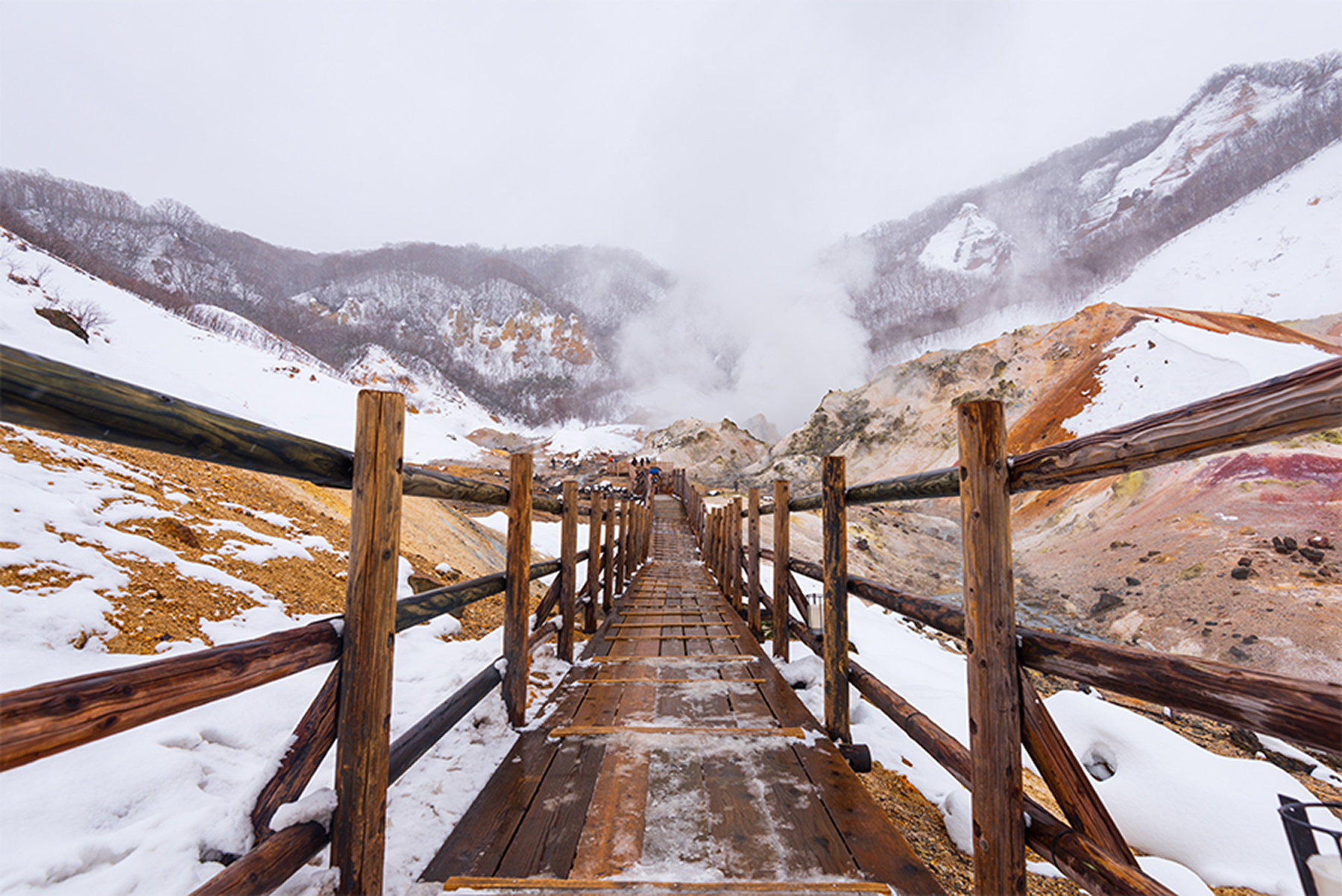 日本北海道登別溫泉以「地獄谷」聞名，是赴日旅遊的熱門景點之一。（圖片來源：shutterstock）