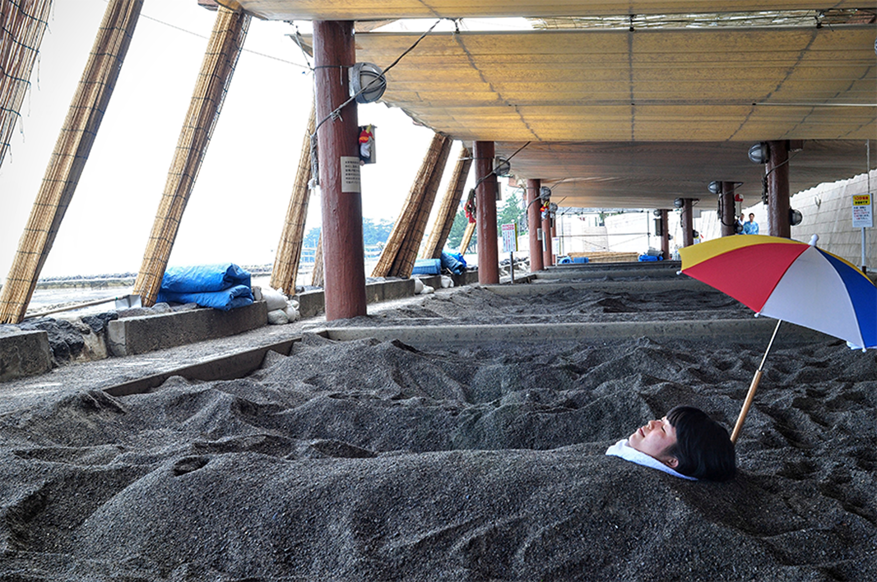 砂蒸溫泉約300年前開始流傳，是世界少有的入浴方式。（圖片來源：shutterstock）